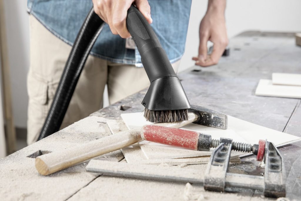 مکش ضایعات چوب از روی میز کار